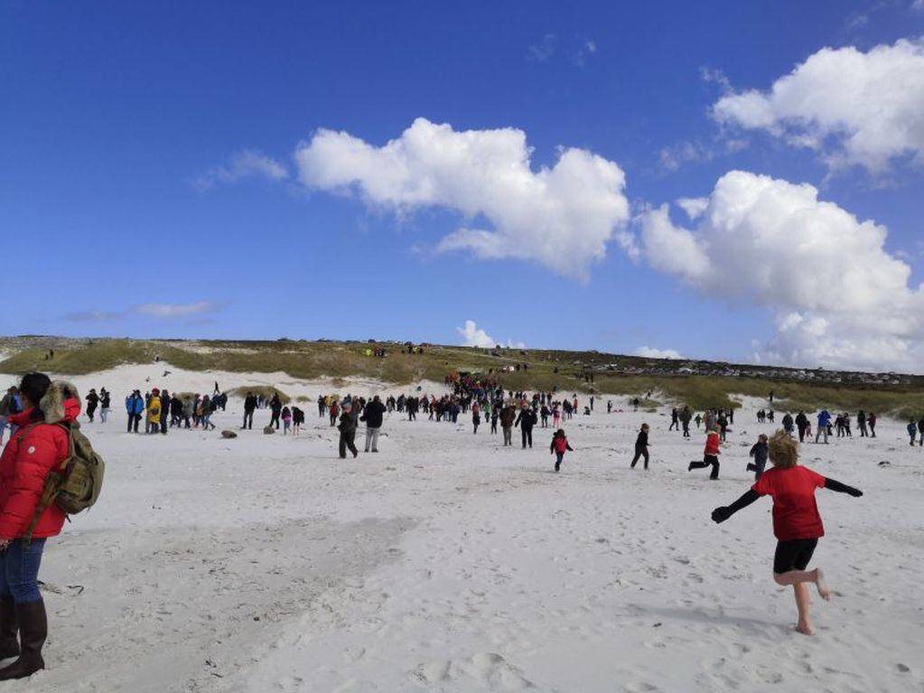 Niños, adultos y personas mayores, celebrando este sábado la habilitación de las playas que hasta hoy estaban vedadas.