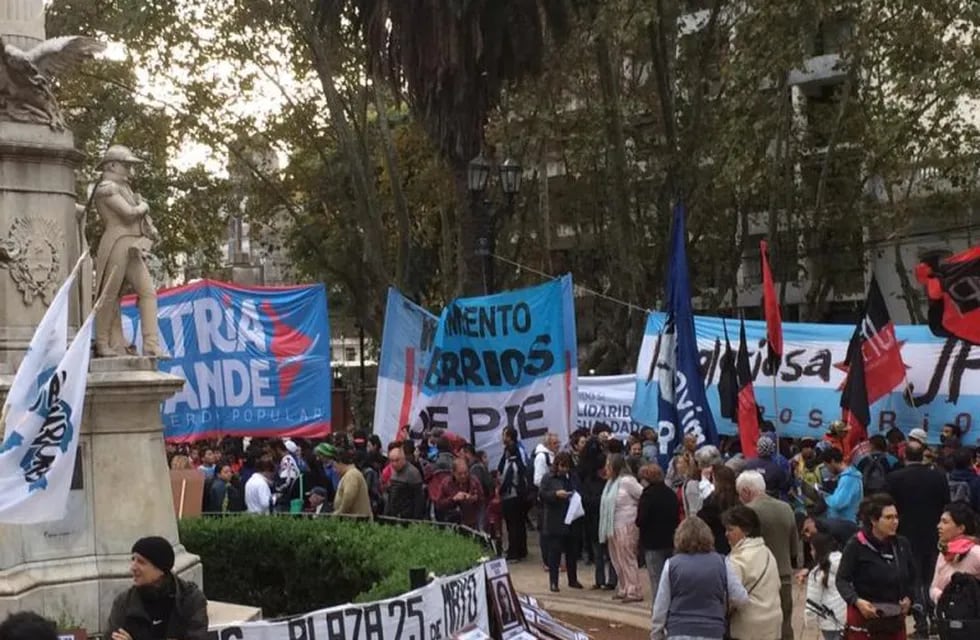 Manifestación de agrupaciones políticas en la ronda de Madres de Plaza 25 de Mayo. (Hijos Rosario)