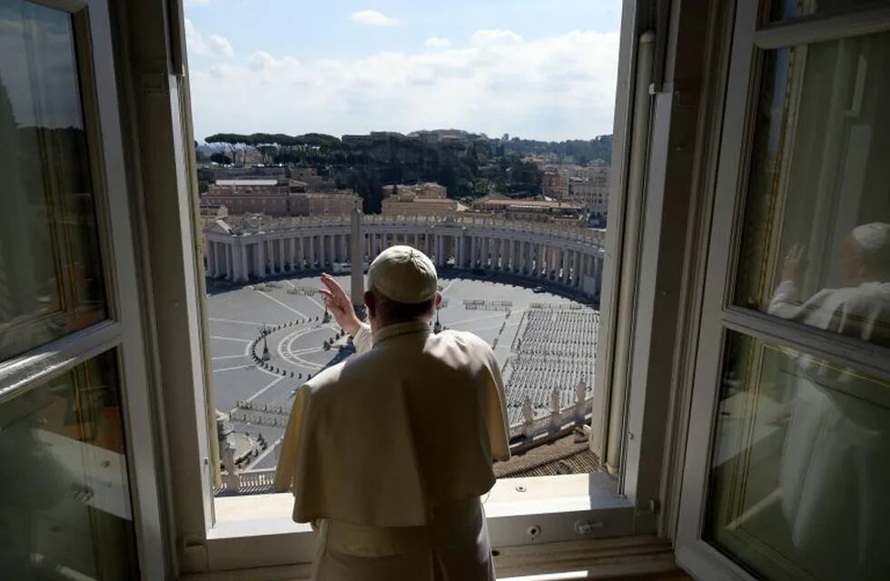 Vatican City (Vatican City State (holy See)), 15/03/2020.- A handout picture provided by the Vatican Media shows Pope Francis looks out the window on empty St Peter's Square during Angelus prayer at the Vatican, 15 March 2020. Due to the Covid-19 coronavirus outbreak, Pope Francis celebrated the prayer without audience, which is transmitted via TV. (Papa) EFE/EPA/VATICAN MEDIA HANDOUT HANDOUT EDITORIAL USE ONLY/NO SALES