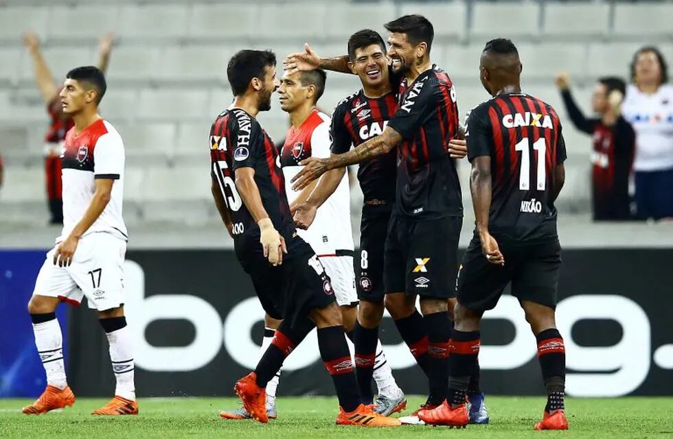Brazil’s players of Atletico Paranaense celebrate after scoring against Argentina’s Newell's Old Boys during their Copa Sudamericana first stage first leg football match at the Arena da Baixada stadium in Curitiba on April 12, 2018.  / AFP PHOTO / Heuler Andrey brasil Curitiba  futbol torneo copa sudamericana 2018 futbolistas partidoAtletico Paranaense vs Newells Old Boys