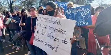 Jardín América: marcharon en solidaridad con la joven víctima de violencia que escapó de Paraguay con su pequeña hija