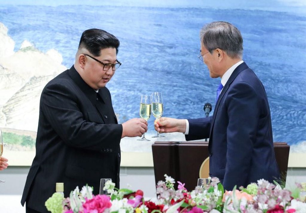 Kim y Moon brindan con champagne