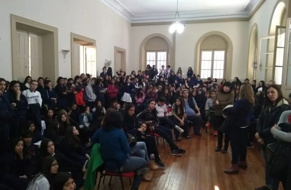 Asamblea en el Centro Educativo N° 2 “Paula Domínguez de Bazán”.