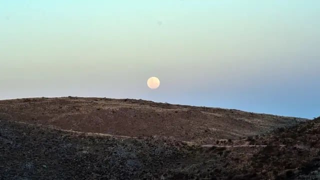 En fotos: naturaleza y luna llena en el Cerro La Banderita