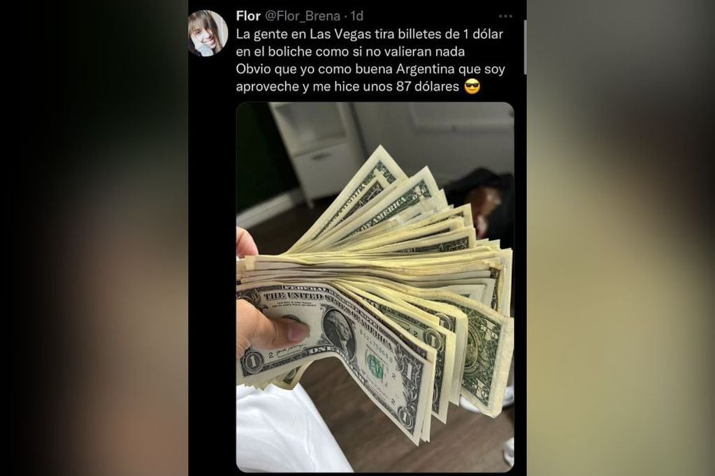Florencia Brena mostrando los 87 dólares que recolectó del piso de un boliche en Las Vegas.