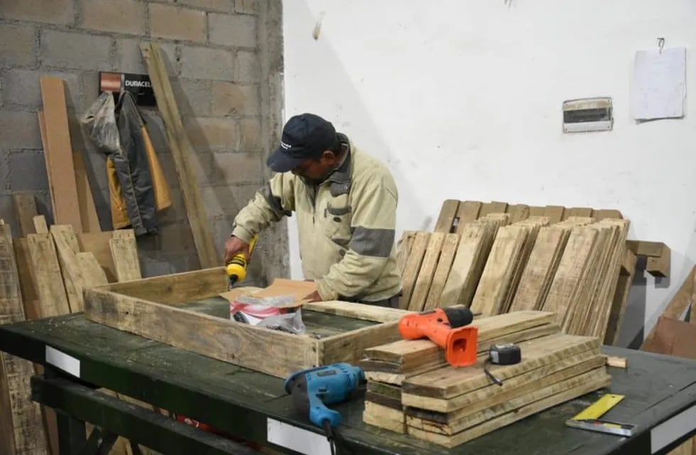 Fabrican muebles con material reciclado (Municipalidad de Tafí Viejo)