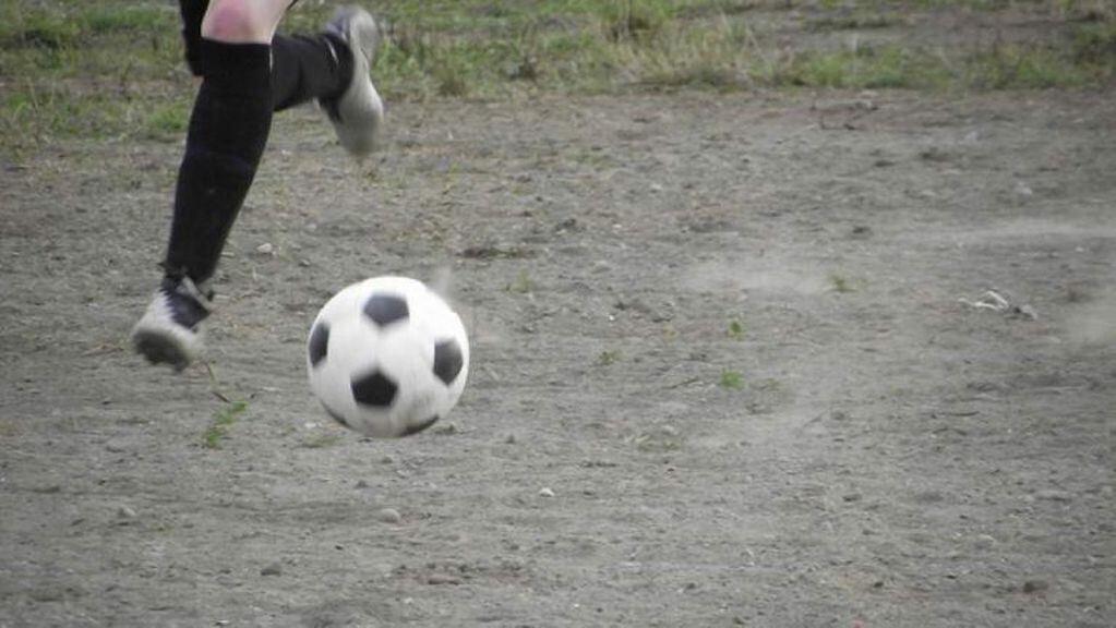 Jugando al fútbol. (web)