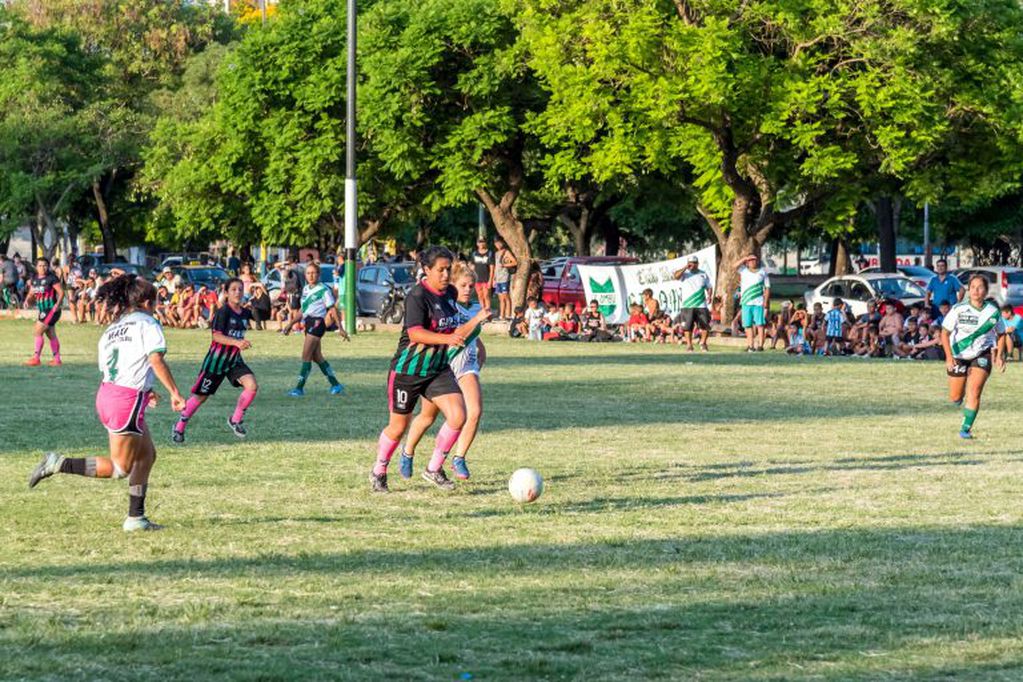Apuesta por la convivencia: los clubes de Grandoli jugaron picaditos femeninos y masculinos (Municipalidad de Rosario)
