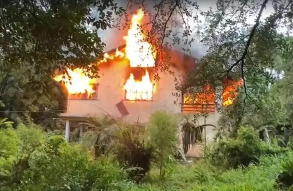Gracias a la rápida intervención de los bomberos, las llamas no alcanzaron los cañaverales que rodean la propiedad.