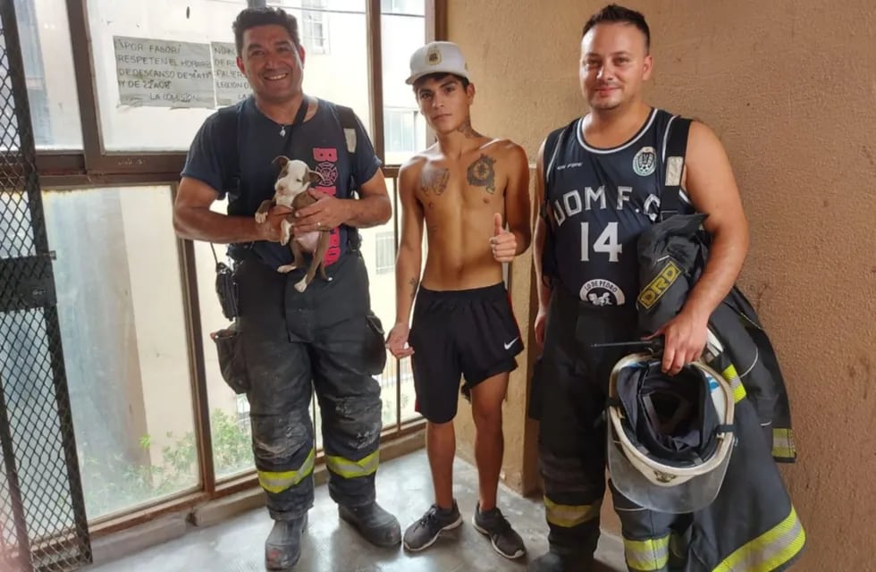 "Gracias totales", para los bomberos de Ensenada que lograron rescatar al pequeño perrito.