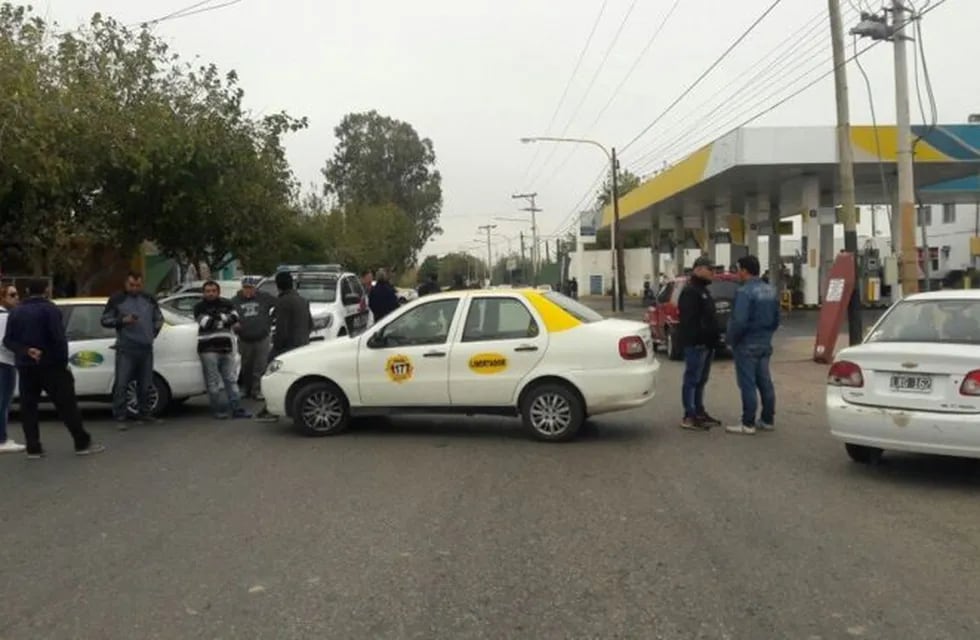 Taxistas y miembros de la Cámara de Expendedores de Combustibles en la puerta de la estación.