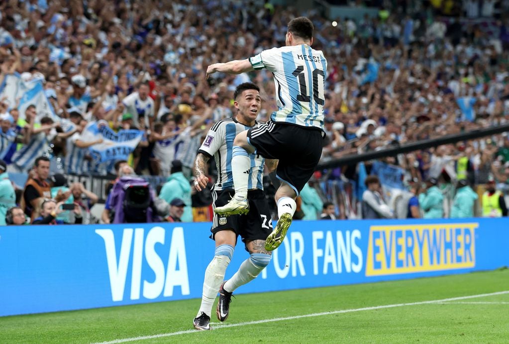 Enzo Fernández y Lionel Messi festejan el segundo gol de la Selección Argentina ante México por el Grupo C del Mundial de Qatar / Prensa Selección Argentina.
