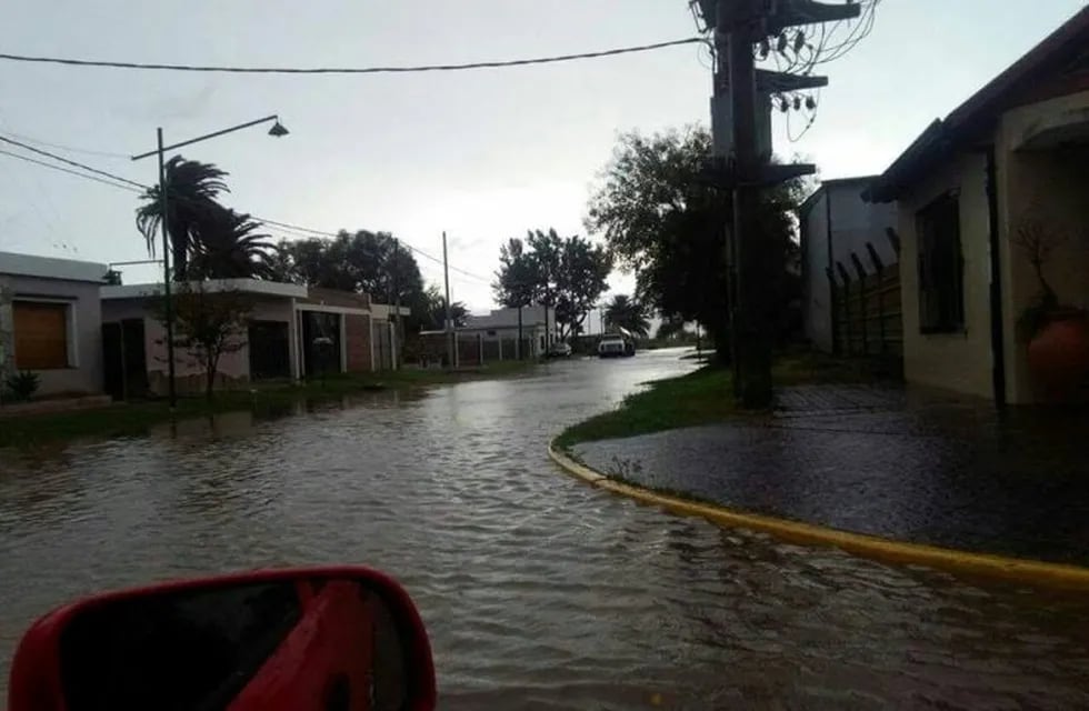 Confirmaron que hay familias evacuadas luego de que se inundara parte de la localidad de Melincuu00e9 por el desborde de la laguna La Picasa