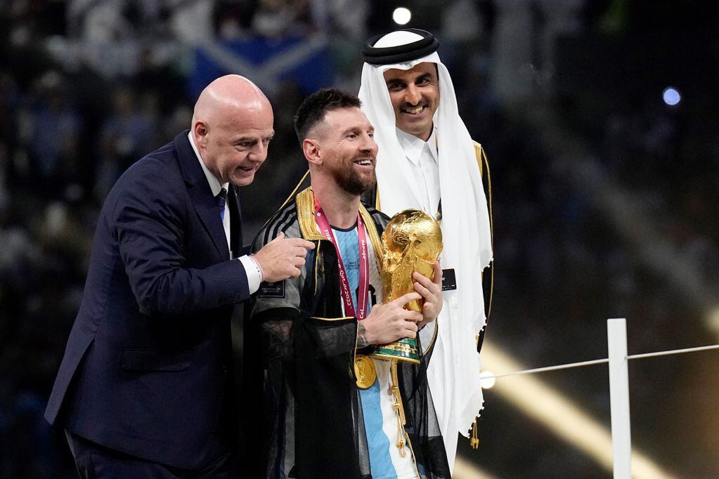 Messi junto al emir de Qatar en la premiación (Foto: AP)