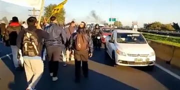 Protestas en el Acceso Oeste y en el puente Pueyrredón, a pesar del DNU presidencial