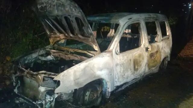 Hallan automóvil incinerado en San Vicente