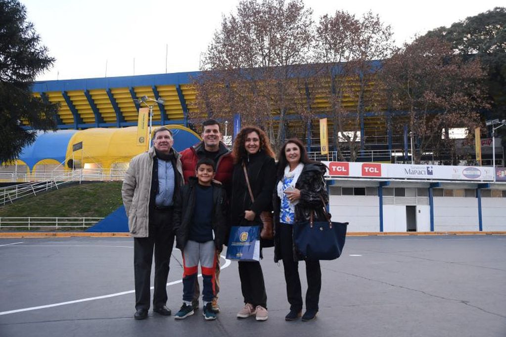 Sabrina Olmedo cumplió el sueño de conocer la cancha de Rosario Central con su familia. (@carcoficial)