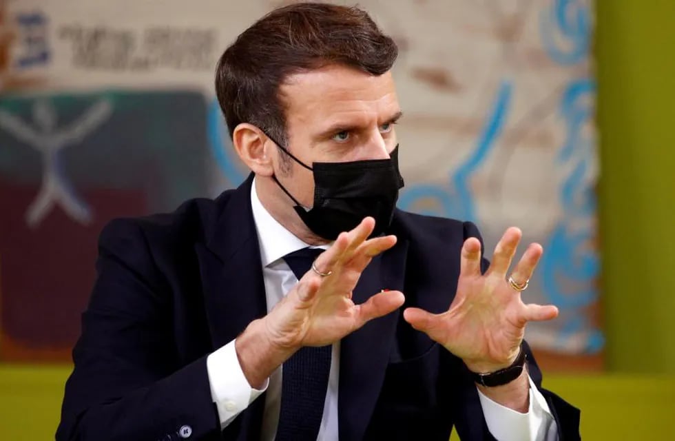 Emmanuel Macron aseguró que quiere "enfadar" a los anti vacunas tras un nuevo récord de casos (AP)