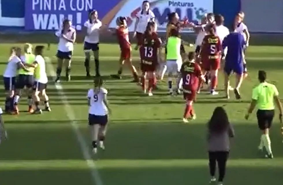 Batalla campal en el partido de fútbol femenino entre Godoy Cruz y Las Pumas.