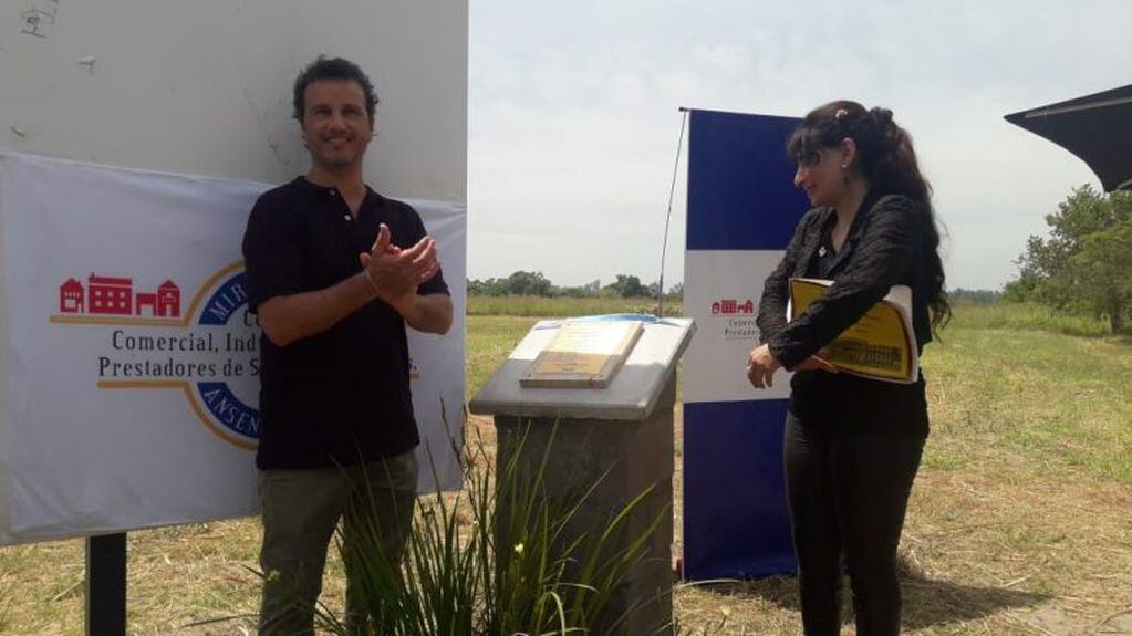 El presidente del Centro Comercial, Matías Bertola, junto a la historiadora aeronáutica Carina Villafañe Batica realizaron el descubrimiento de la placa alusiva a los 150 años de la Academia Nacional de Ciencias.