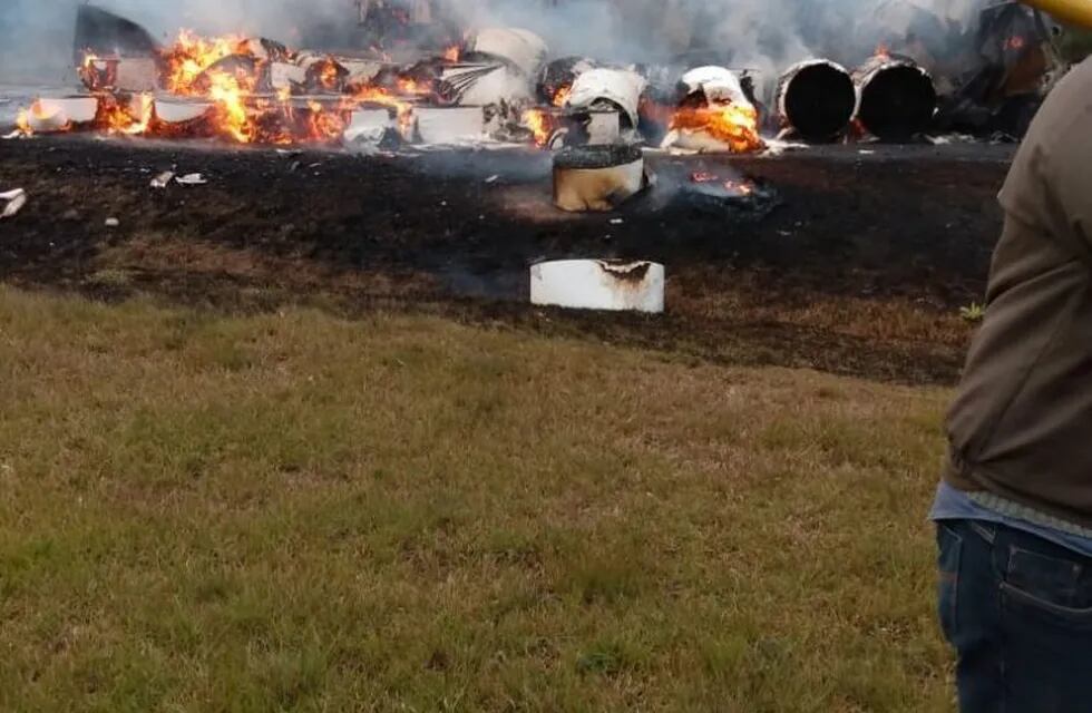 Camión incinerado en plena Ruta Nacional 14