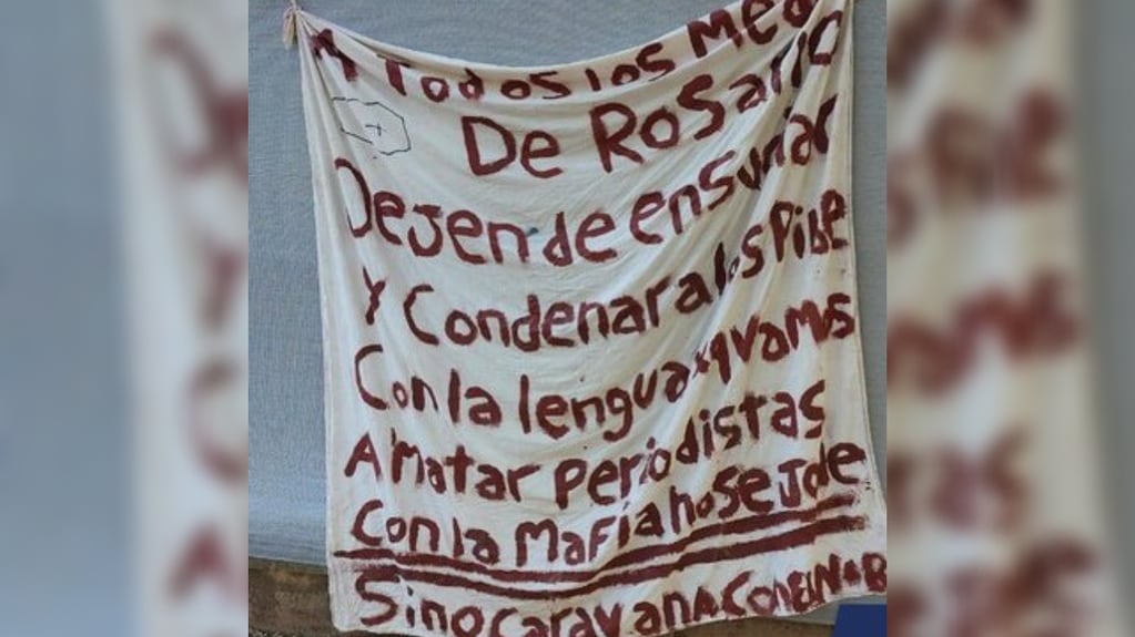 "Caravana con el Noba", el cartel intimidatorio que apareció frente al canal rosarino.