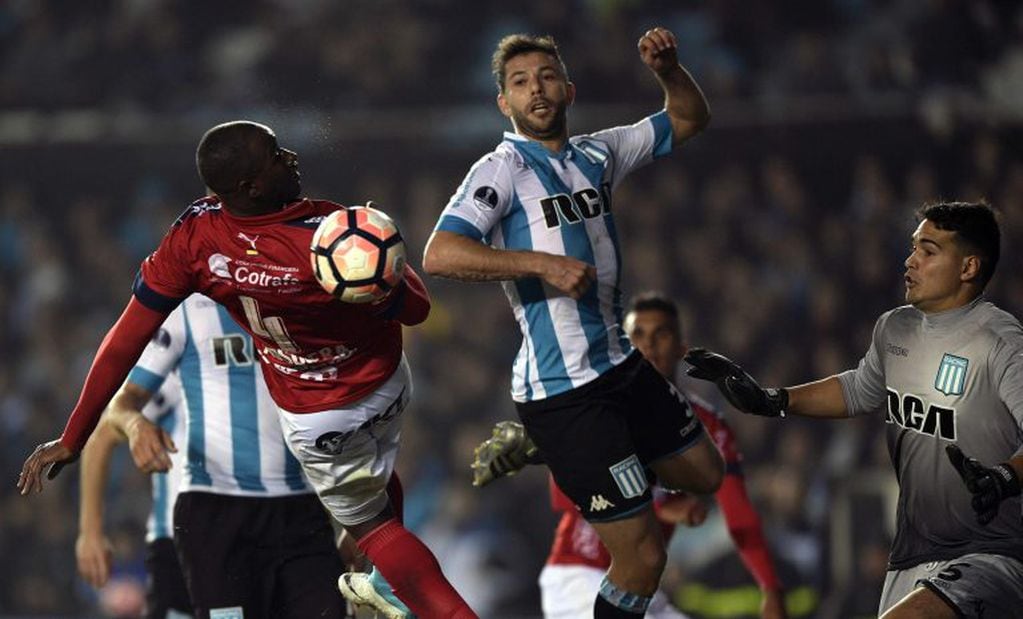 Colombia's Deportivo Independiente Medellin defender Andres Mosquera (L) vies for the ball with Argentina's Racing Club defender Leandro Grimi (C) and goalkeeper Gaston Gomez during their Copa Sudamericana first stage second leg football match at Juan Domingo Peron stadium in Buenos Aires, Argentina, on June 29, 2017. / AFP PHOTO / JUAN MABROMATA buenos aires Andres Mosquera Leandro Grimi futbol copa sudamericana 2017 futbolistas partido racing club vs independiente de medellin