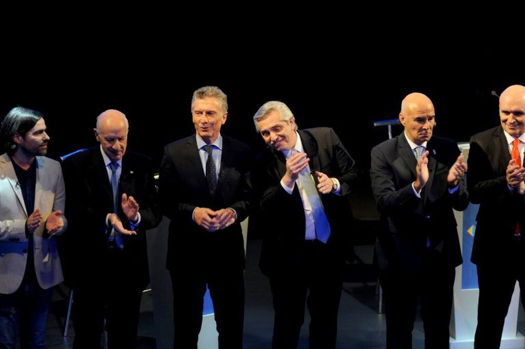 El saludo final de los candidatos en el segundo debate presidencial. (Foto: Federico López Claro)