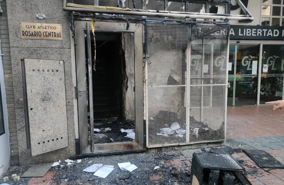 Bomberos sofocaron un incendio en la sede de Rosario Central sobre Mitre al 800 tras un ataque con piedras y bombas molotov. (@golgigli)