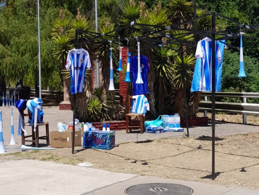 Un puesto de venta de camisetas, bubuzelas y banderas ubicado en el extremo norte del puente Senador Pérez le ponía clima de fiesta al sábado desde muy temprano.
