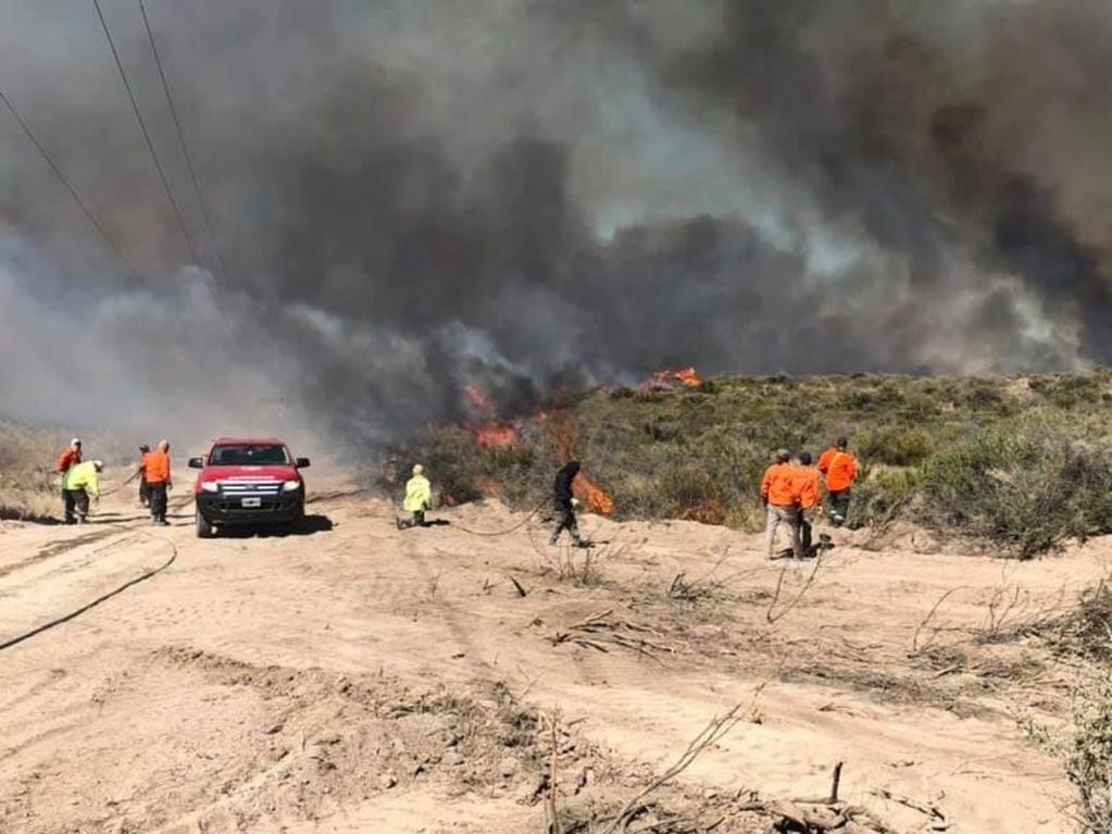 Preocupante incendio en Las Grutas: evacuaron a los vecinos