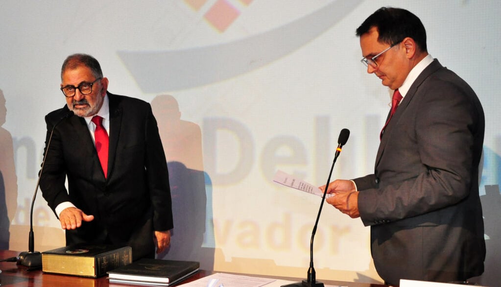 El intendente Jorge asumió su quinto mandato consecutivo ante el presidente del Concejo Deliberante, Lisandro Aguiar.