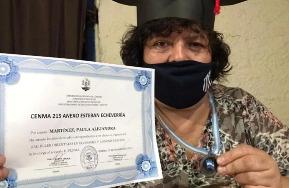 Alejandra Martínez terminó el colegio a los 53 años. (El Doce)