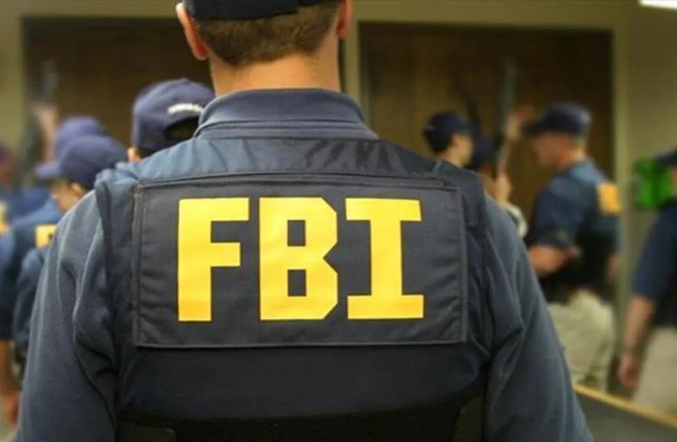 Un agente del FBI se desplazó hasta el lugar, revisó el equipaje con rayos equis y encontró un tipo de “polvo” consistente con “fuegos artificiales comerciales”.
