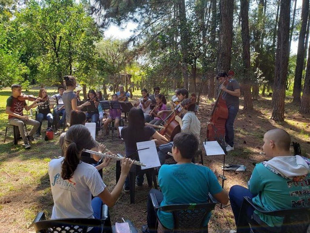 Uno de los ensayos de la Orquesta Comunitaria del Cruce Viejo. Música en un contexto natural.