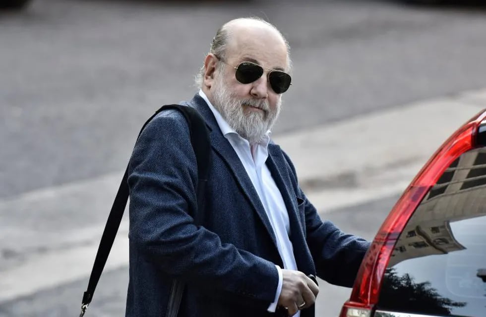 FILE - In this April 3, 2018 file photo, Federal Judge Claudio Bonadio arrives to court in Buenos Aires, Argentina. Bonadio is investigating former President Cristina Fernandez on bribery and corruption that happened during her administration. (AP Photo/Adrian Escandar, File)  claudio bonadio juez federal causa cuadernos corrupcion k gobierno kirchnerista corrupcion