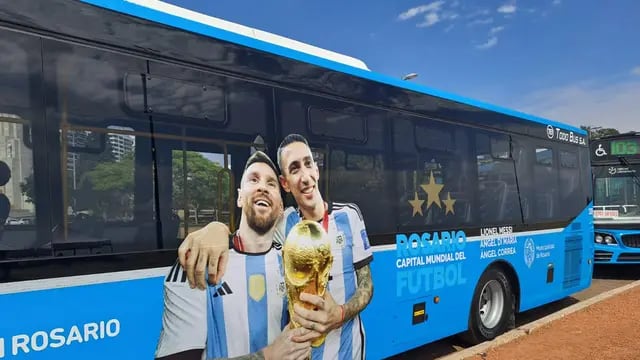 Los colectivos de Rosario con la imagen de Messi y Di María