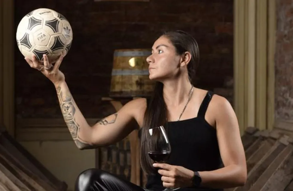 Gimena Blanco, embajadora del fútbol en el mundo, fusionó su pasión, conocimiento, el deporte y el vino, símbolo de Mendoza.
