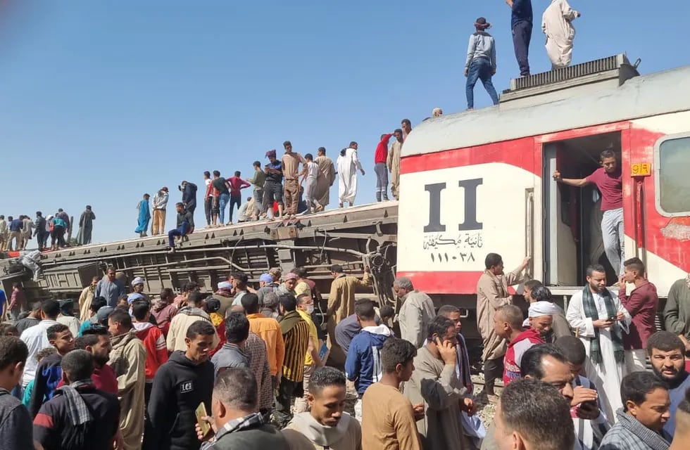 Un choque de trenes en Tahta, Egipto, dejó más de 30 muertos y decenas de heridos. (Mahmoud Maqboul/DPA)