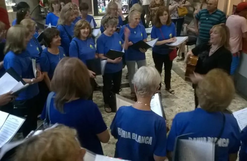 Coro de Adultos de la Ciudad intervinieron en Galería Plaza