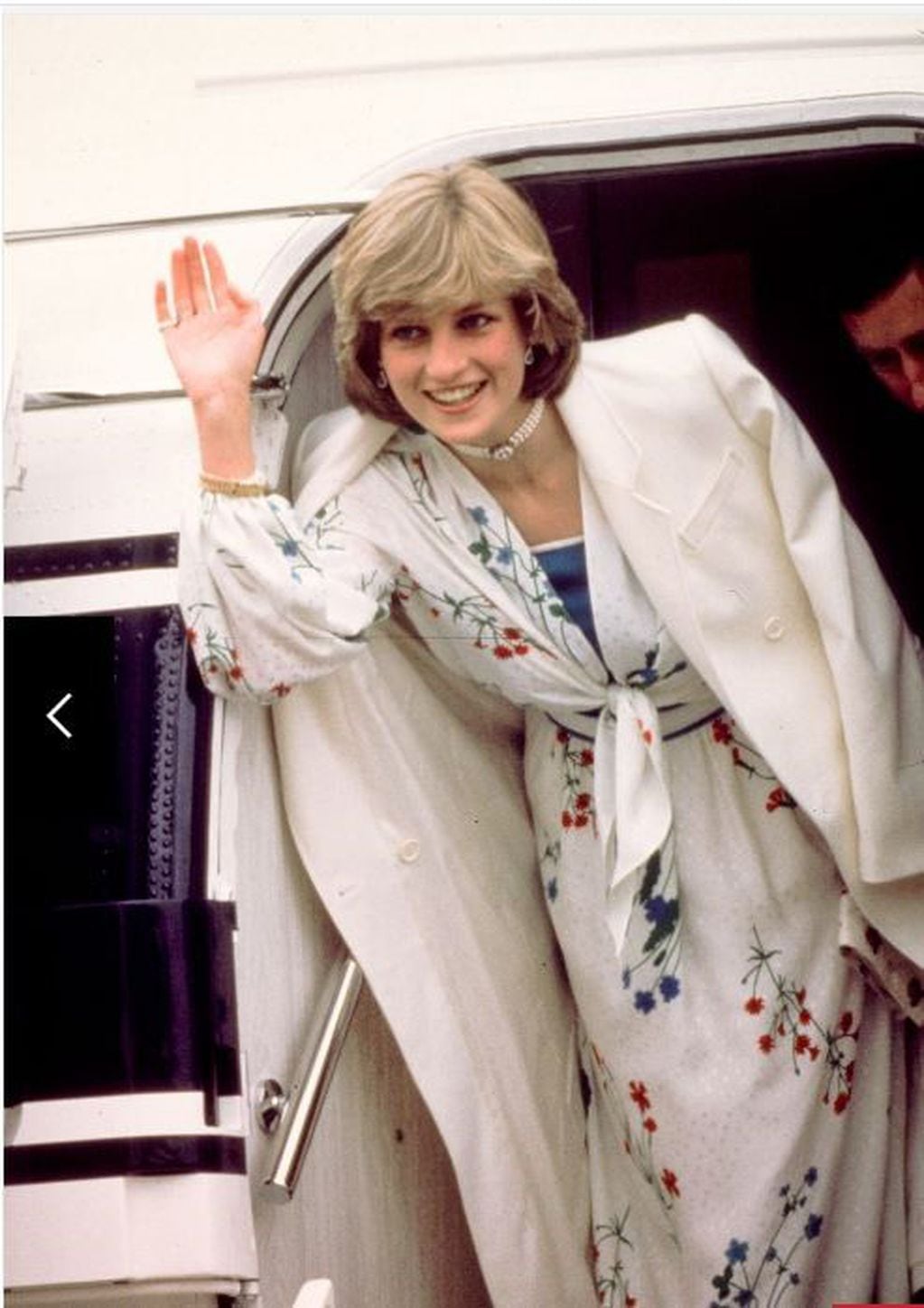 La princesa con un vestido de Donald Campbell abandona el aeropuerto de Eastleigh en Hampshire al comienzo de su luna de miel en agosto de 1981.