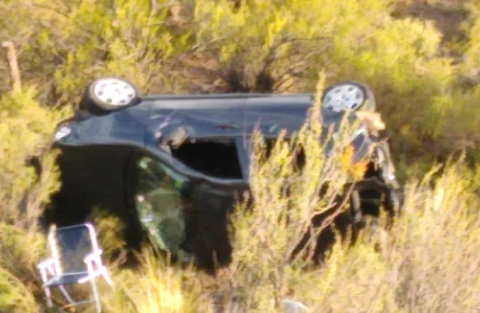 El Fiat Palio cayó 50 metros por un precipicio en la ruta 150 camino al dique Agua del Toro, en San Rafael. - Foto: Ministerio de Seguridad