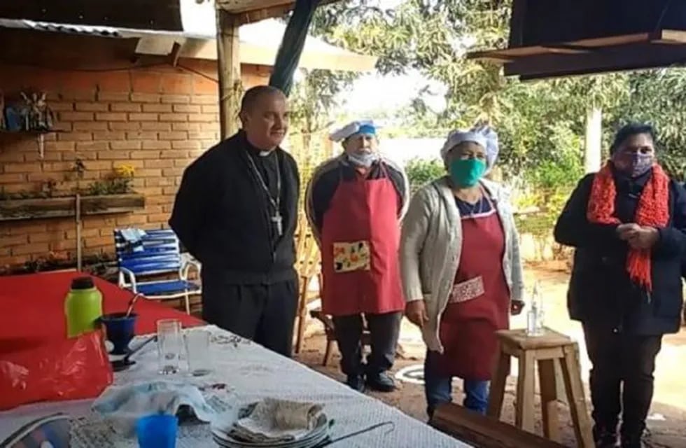 El religioso charló con las cocineras del comedor.