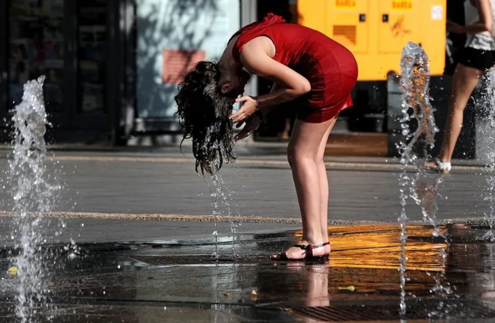 perros perro\r\n\r\nA girl cools off in a fountain in Cordoba on June 29, 2015. Spain's national weather office placed Cordoba, on red alert, the highest level in the scale, meaning soaring temperatures posed an \