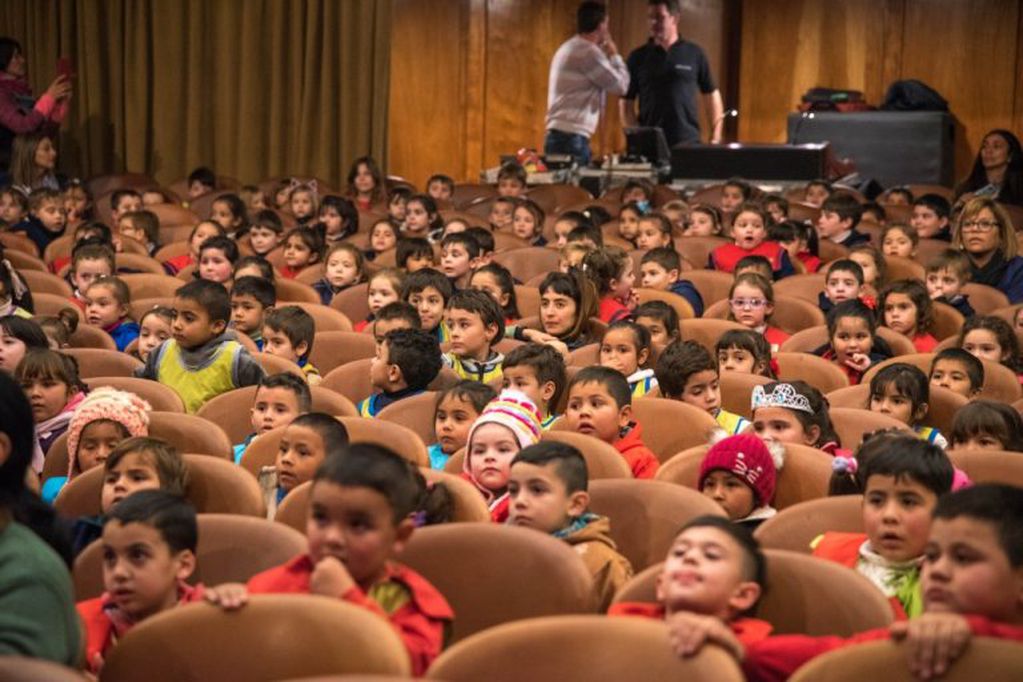 Cine Teatro Monumental Sierra colmado por niños que concurre a los jardines de infantes de la ciudad de Alta Gracia.