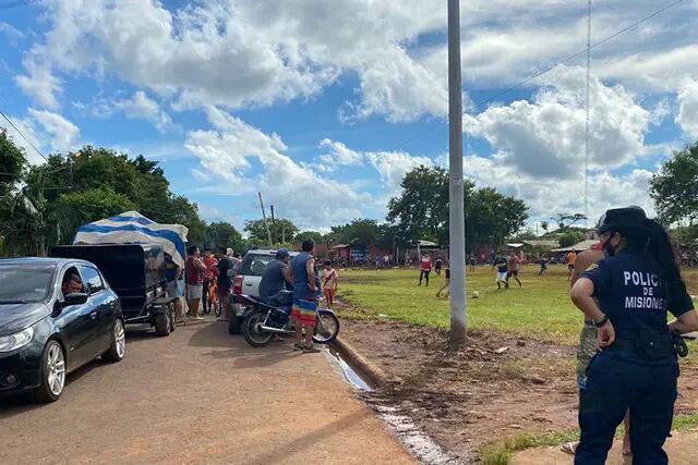 Aglomeración de personas en un campeonato de futbol en Iguazú