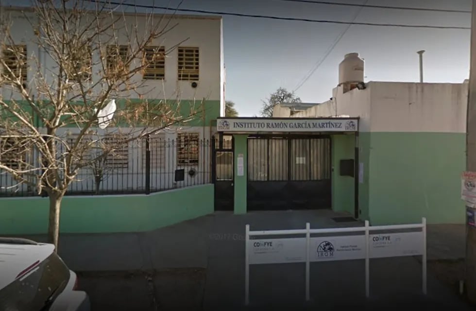 Puerta de la escuela Instituto Ramón García Martínez en Córdoba.