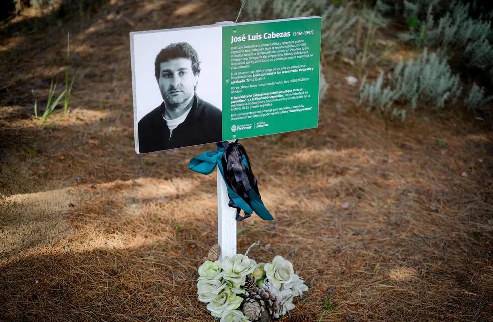 Pinamar: A 25 años del asesinato del reportero gráfico José Luis Cabezas, se llevó a cabo esta mañana, en la cava donde apareció su cuerpo, un homenaje por parte de su hermana, Gladys, su ex compañero de la revista Noticias, Gabriel Michi, colegas y allegados a José Luis. (Télam)