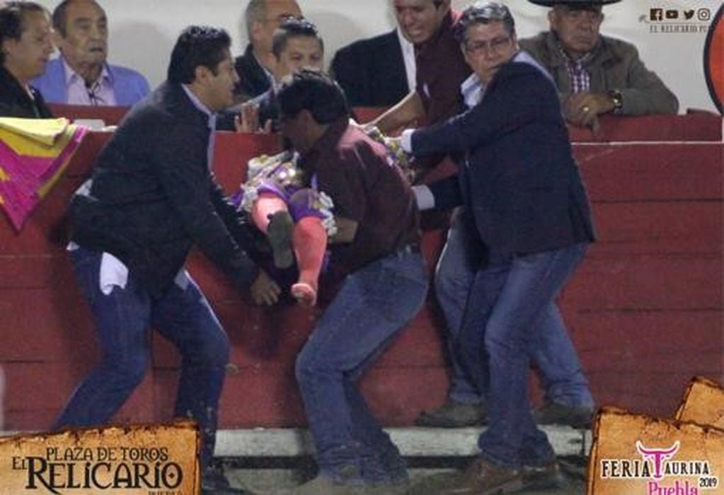 El momento en el que un toro atacó en la cara a una matadora mexicana