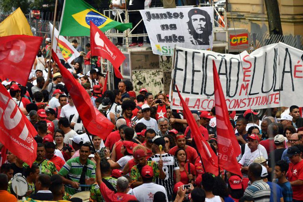 Unionists and members of social movements demonstrate in support of former Brazilian president Luiz Inacio Lula da Silva in Sao Paulo, Brazil on January 24 2018.
A Brazilian appeals court Wednesday upheld ex-president Luiz Inacio Lula da Silva's conviction for corruption, effectively ending his hopes of relection this year. Two of the three judges in the appeals court in the southern city of Porto Alegre ruled that his original 9.5-year jail sentence be extended to more than 12 years.
 / AFP PHOTO / NELSON ALMEIDA